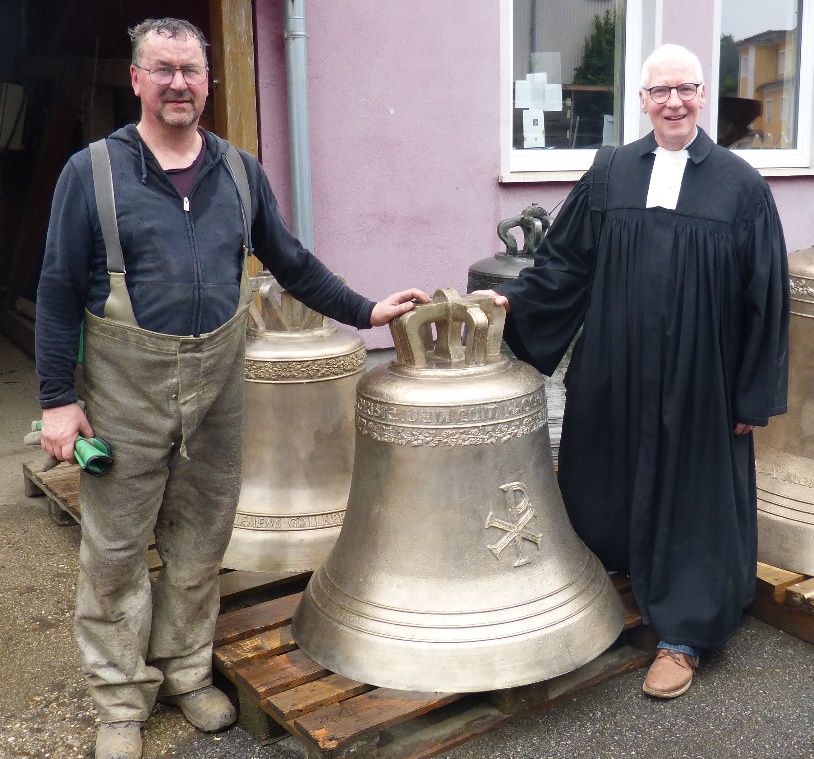 Große Glocke mit Glockengießer Rudolf Perner